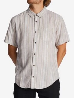Daily Hemp Short Sleeve Buttondown Shirt(Billabong Daily Hemp Short Sleeve Buttondown Shirt Co)